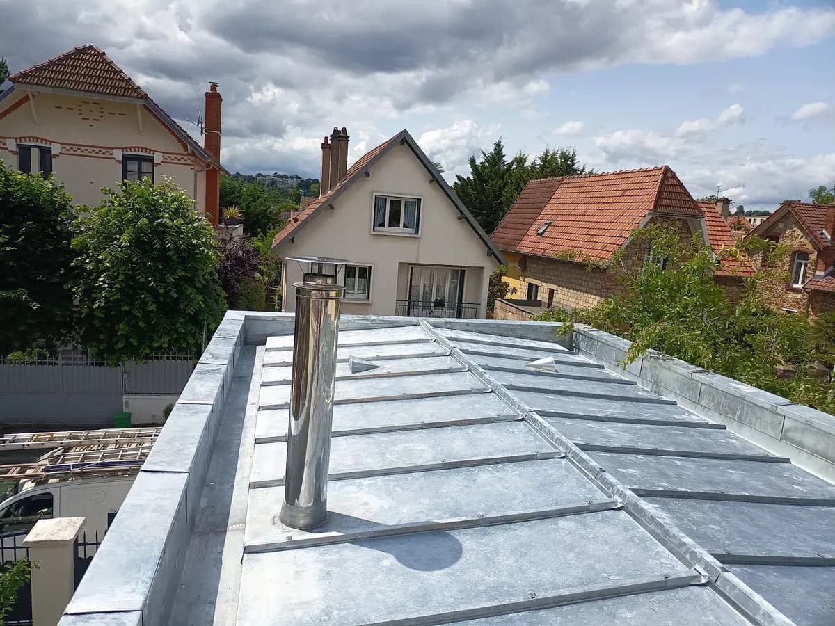La même toiture terminée en zinc à tasseaux, avec sa sortie de conduit inox — ETS Louis Père et Fils