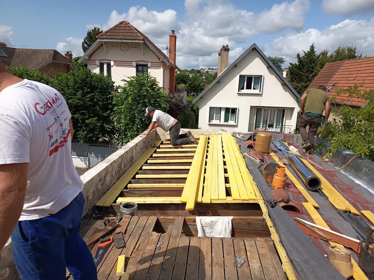Toiture de faible pente ouverte, ancien platelage déposé et voligeage neuf en cours de pose — ETS Louis Père et Fils