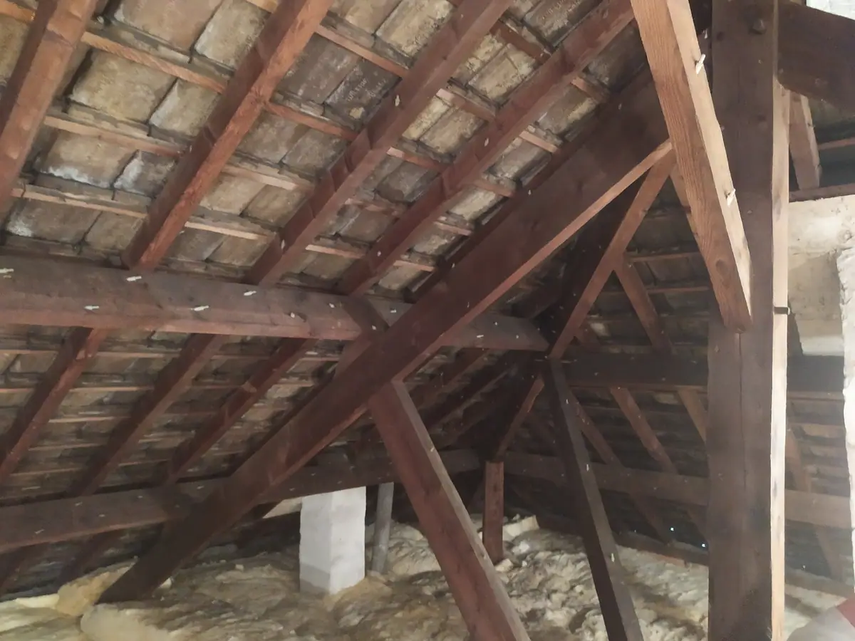 Comble non isolé : charpente apparente et dessous de tuiles à nu — ETS Louis Père et Fils