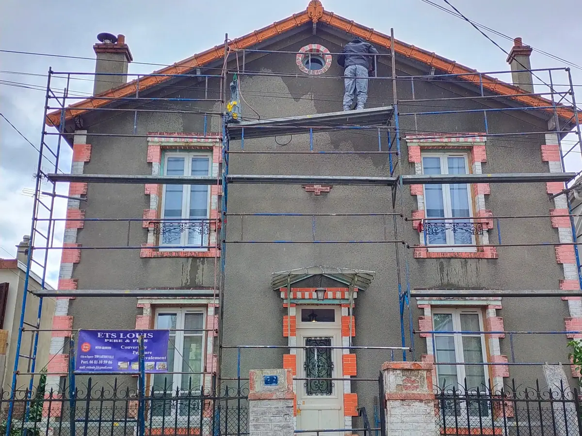 Maison bourgeoise à chaînages de brique, façade grise encrassée, échafaudage monté — ETS Louis Père et Fils