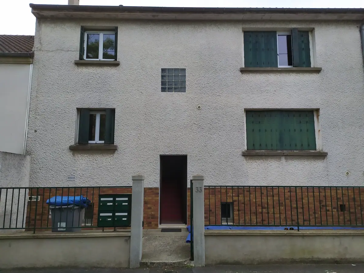 Façade de maison au crépi encrassé et volets défraîchis, avant ravalement — ETS Louis Père et Fils