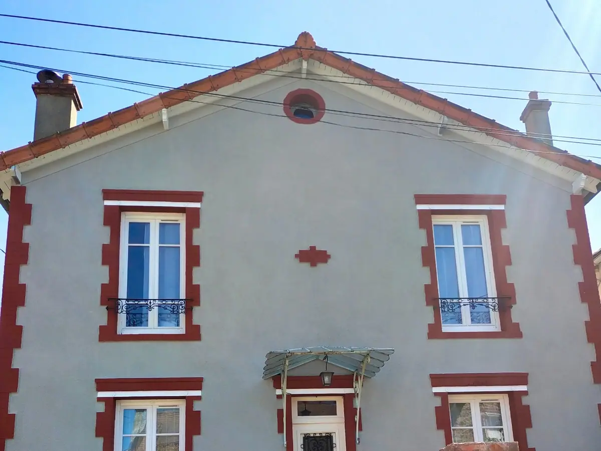 Façade ravalée avec chaînages d'angle en brique repeints, après travaux — ETS Louis Père et Fils